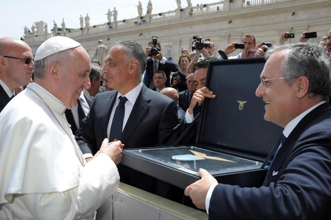 Lotito consegna sorridente al Papa lo stemma della Lazio. Ansa